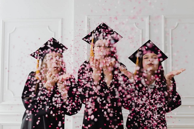 From Gifting to Invites: A Guide to Graduation Etiquette